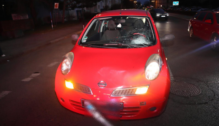 Vozidlo, před které malý chlapec z chodníku při běžném provozu najel.