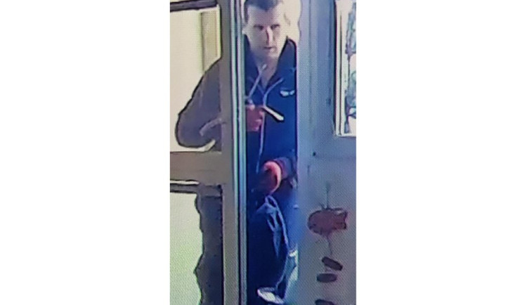 Neznáte muže na fotce? Policie ho hledá v souvislosti s vloupáním do bytu v Liberci