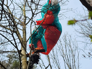 Hasiči během několika hodin zachraňovali paraglidistu a zraněného ferratistu