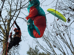 Hasiči během několika hodin zachraňovali paraglidistu a zraněného ferratistu