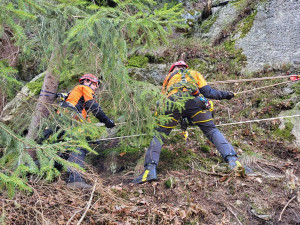 Hasiči během několika hodin zachraňovali paraglidistu a zraněného ferratistu
