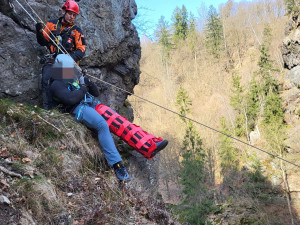 Hasiči během několika hodin zachraňovali paraglidistu a zraněného ferratistu