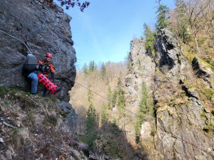 Hasiči během několika hodin zachraňovali paraglidistu a zraněného ferratistu