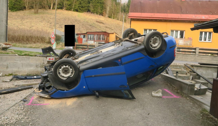 Řidiče přemohl mikrospánek, s autem narazil do plotu a skončil na střeše