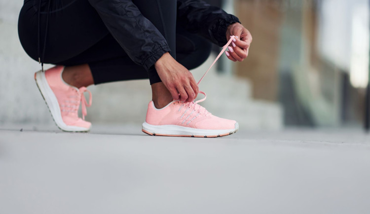 Běžecký styl v ulicích – jak nosit dámské boty na běhání k běžnému outfitu