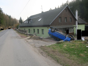 Řidiče přemohl mikrospánek, s autem narazil do plotu a skončil na střeše