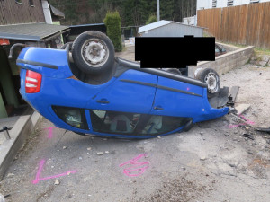 Řidiče přemohl mikrospánek, s autem narazil do plotu a skončil na střeše