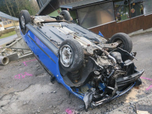 Řidiče přemohl mikrospánek, s autem narazil do plotu a skončil na střeše