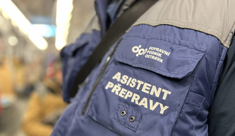 Z tramvají a autobusů v Ostravě muselo v noci vystoupit 75 lidí bez jízdenky