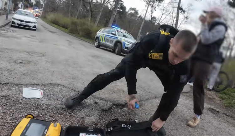 Jihomoravští policisté vozí už 10 let defibrilátory. Zachránili stovku životů