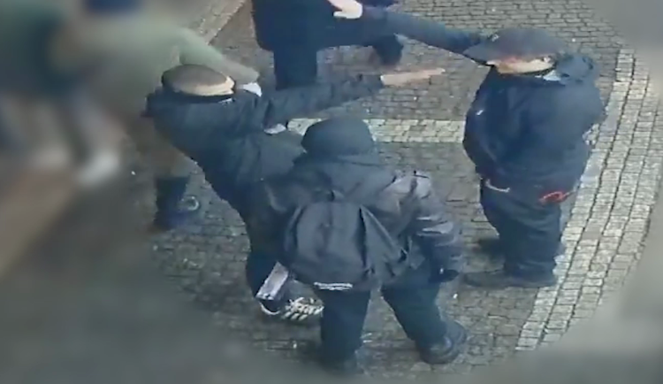 Hajlování, rozbitá výloha, útok pěstmi. Policie hledá povedenou partu