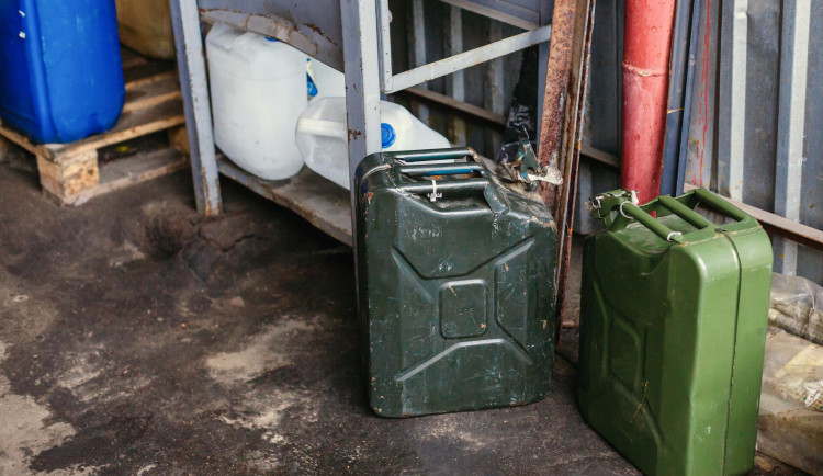 Vysoké ceny nafty vyřešil zloděj po svém, ukradl 226 litrů z náklaďáku