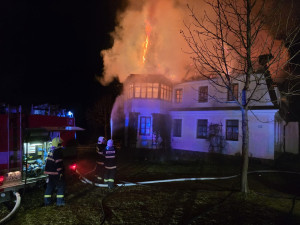 Noční požár na Benecku. Hořela střecha dvoupatrového objektu