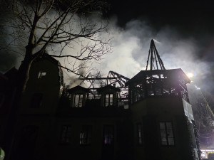 Noční požár na Benecku. Hořela střecha dvoupatrového objektu