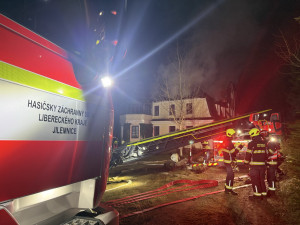 Noční požár na Benecku. Hořela střecha dvoupatrového objektu