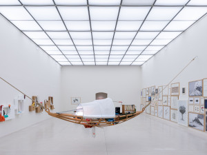 Pohled do výstavy Jiřího Černického, v popředí dílo Hamak z roku 2021_foto Matěj Kania