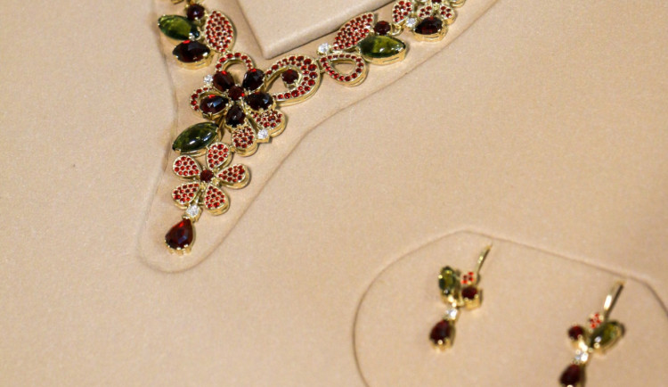 Turnovské muzeum vystavuje exkluzivní klenoty z výstavy EXPO zdobené diamanty a granáty