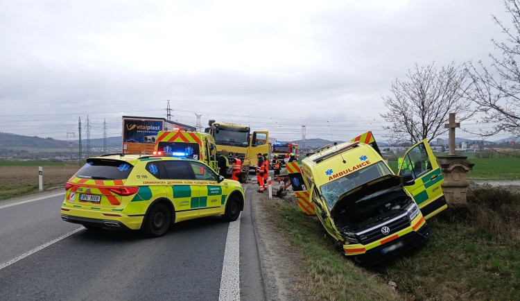 Sanitka s pacientem po střetu s nákladním autem skončila v příkopu silnice I/27
