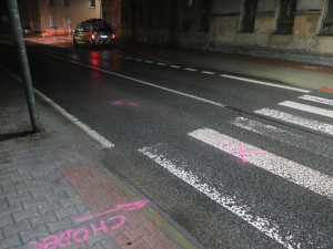 Řidič porazil v Lučanech na přechodu chlapce, z místa odjel. Policie hledá jeho i svědkyni