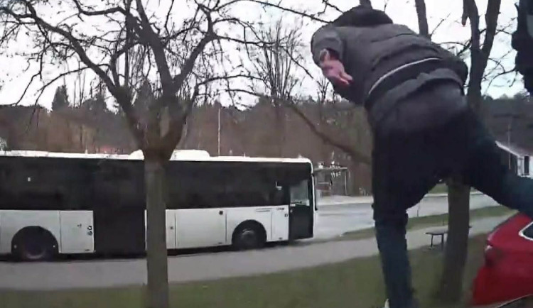 Zdrogovaný agresor řádil v Krumlově. Napadl lidi, skákal na auta a zranil i policisty