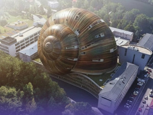 Labubu v zoo, fantaskní budovy univerzity nebo odstřelovači v Mimoni. Apríl v kraji se povedl