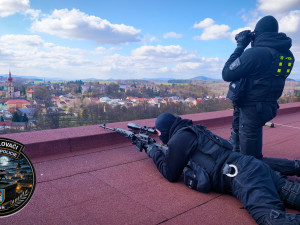 Labubu v zoo, fantaskní budovy univerzity nebo odstřelovači v Mimoni. Apríl v kraji se povedl