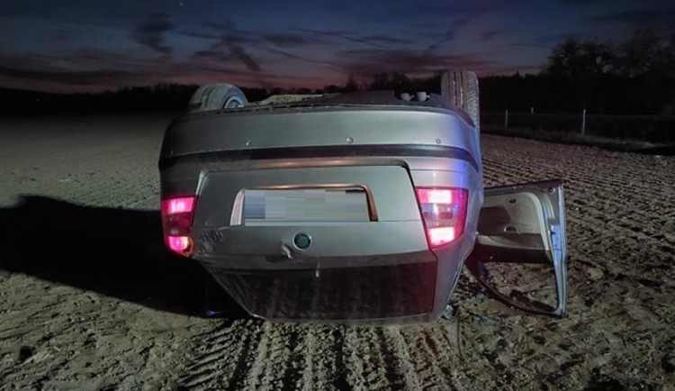 U Telče otočil cizinec auto na střechu. Dechovou zkoušku odmítl a byl agresivní