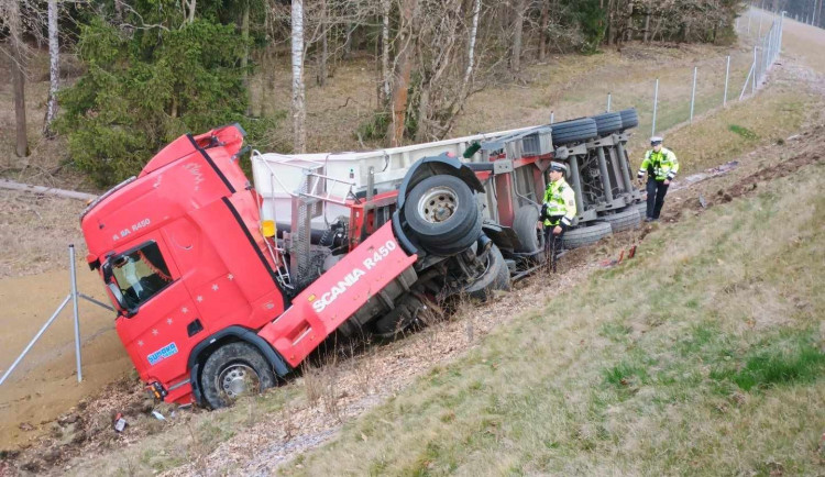 Dramatické dny na D3. Provoz ochromily nehody kamionů i hořící auto