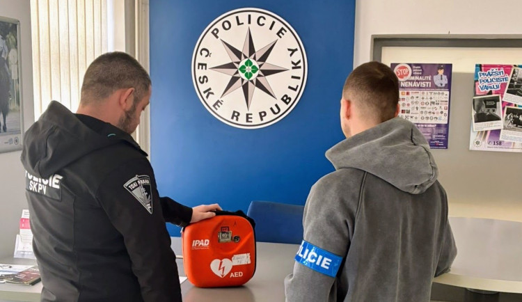 Kriminalisté z Prahy nejprve vypátrali třináctiletou dívku, vzápětí zachránili život její mámě