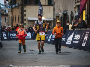 Uběhnout 120 km trať s převýšením 5200 metrů pod 14,5 hodiny? Českolipský hasič to dokázal