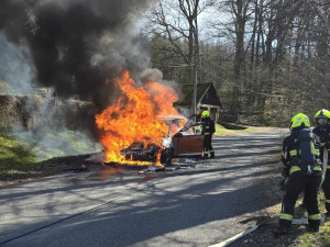 Zásah hasičů v Machníně. Shořelo auto, škoda je půl milionu