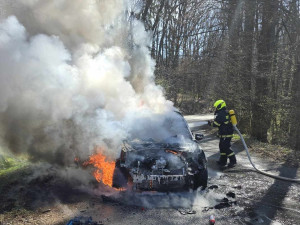 Zásah hasičů v Machníně. Shořelo auto, škoda je půl milionu