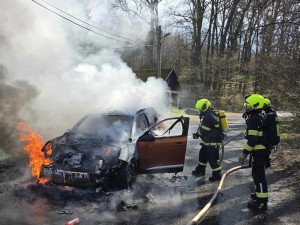 Zásah hasičů v Machníně. Shořelo auto, škoda je půl milionu