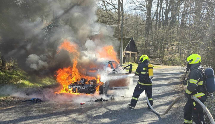 Zásah hasičů v Machníně. Shořelo auto, škoda je půl milionu