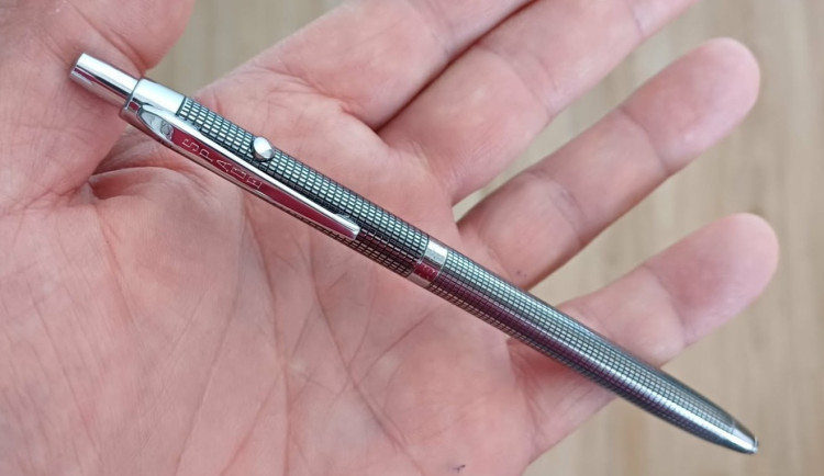 Unikátní vesmírné pero píše už 57 let. Stejné používají dodnes astronauti a měli ho i na Měsíci