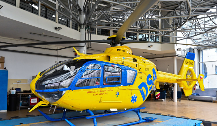 Opilý řidič motocyklu bez registrační značky se srazil s autem, letěl pro něj vrtulník