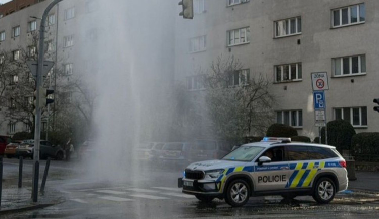 Na Ortenově náměstí ze silnice tryská voda, praskl horkovod. Policie musela uzavřít dopravu