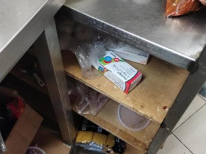 Inspektoři zavřeli kvůli špíně Qin restauraci v Hypermarketu Albert u libereckého bazénu