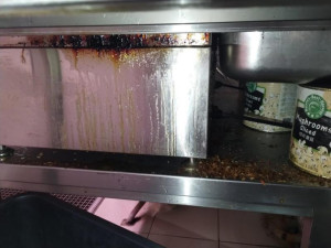 Inspektoři zavřeli kvůli špíně Qin restauraci v Hypermarketu Albert u libereckého bazénu