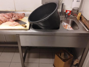 Inspektoři zavřeli kvůli špíně Qin restauraci v Hypermarketu Albert u libereckého bazénu