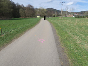 Na cyklostezce v Malé Skále vběhla holčička do kola nezletilé cyklistce. Policie hledá svědky