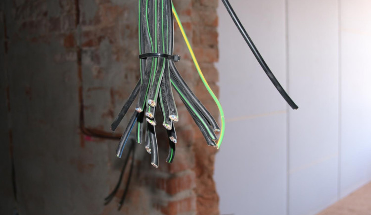 Zloději poškodili na stavbě v Kostelci pět kilometrů kabelů, odvezli je do sběrny