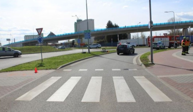 Senior na elektrokole letěl přes kapotu. Na přejezdu pro cyklisty v Přerově ho ohrozil automobil