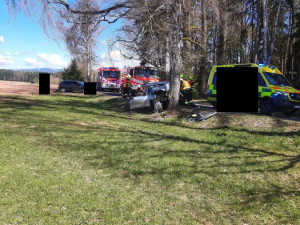 Tragická dopravní nehoda v Mříčné na Semilsku. Náraz do stromu nepřežil 85letý muž