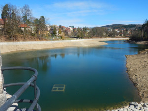 Tentokrát už doopravdy. Liberecká přehrada se začíná napouštět