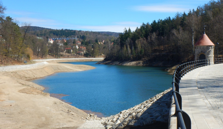 Tentokrát už doopravdy. Liberecká přehrada se začíná napouštět