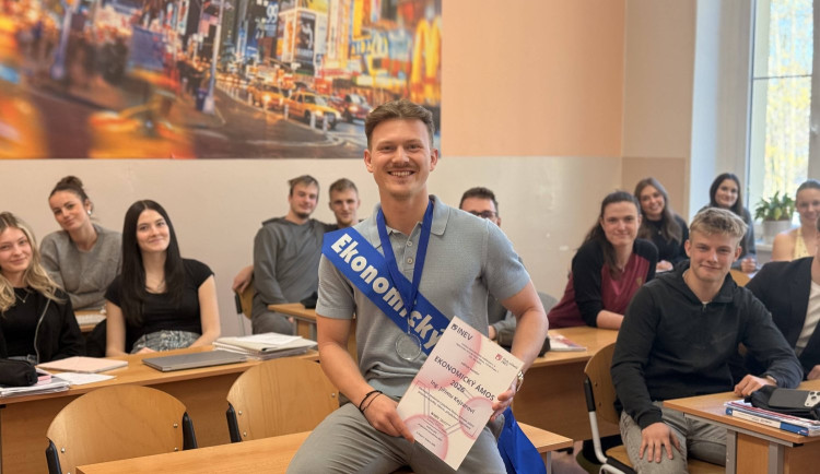 Jiří Kejzar mezi svými studenty.