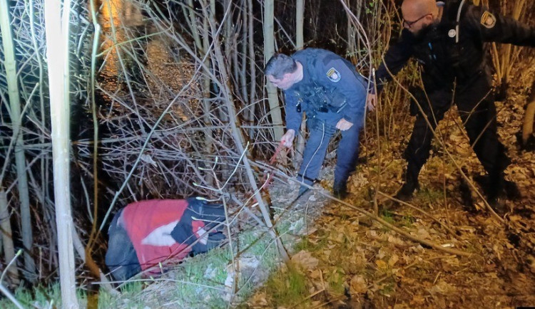 Muž uvízl v příkopu poblíž čerpací stanice, pomohli mu strážníci