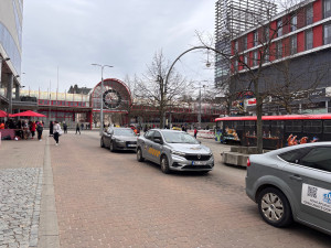 Stanoviště taxi u terminálu MHD zmizí, rozhodnutí města nezměnila ani petice