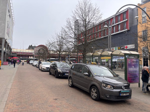 Stanoviště taxi u terminálu MHD zmizí, rozhodnutí města nezměnila ani petice